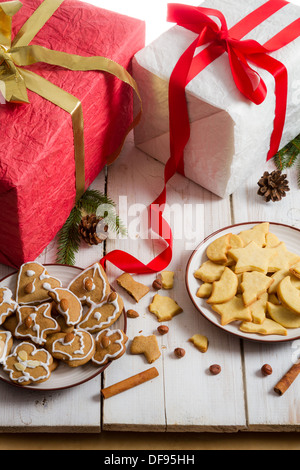 Des collations biscuits de Noël sur une plaque sur fond cadeaux Banque D'Images