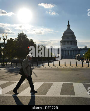 30 septembre 2013 - Washington, District of Columbia, États-Unis - un travailleur à l'extérieur de promenades le Capitole. Si les législateurs à l'intérieur ne peut pas parvenir à un accord d'ici minuit, le Capitole et les musées Smithsonian, les parcs nationaux et la plupart des bureaux fédéraux dans tout le pays sera fermé. Si aucun accord n'est conclu avant minuit (04:00 GMT), le gouvernement va fermer tous les services fédéraux. L'arrêt serait le premier aux États-Unis en 17 ans. Plus de 700 000 travailleuses et travailleurs du gouvernement fédéral pourrait être envoyé à la maison en congé sans solde, sans garantie de retour de payer une fois l'impasse n'est plus. (Crédit Image : © Jay Banque D'Images