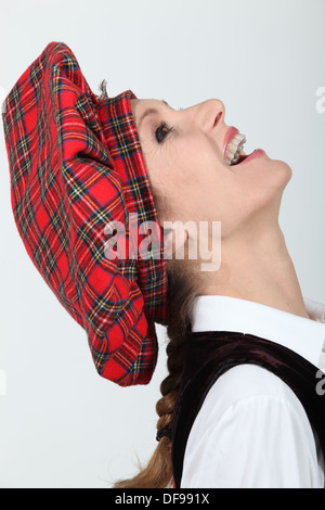 Femme dans un tam O'Shanter hat Banque D'Images