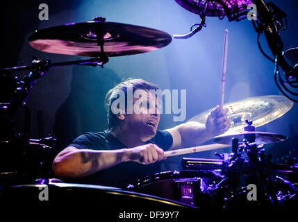 Toronto, Ontario, Canada. 30e Août, 2013. RAY allée couverte DU BLANC, batteur du groupe de metal américain KORN joue sur la scène au Sound Academy de Toronto. /ZUMAPRESS.com/Alamy Vidyashev © Igor Live News Banque D'Images