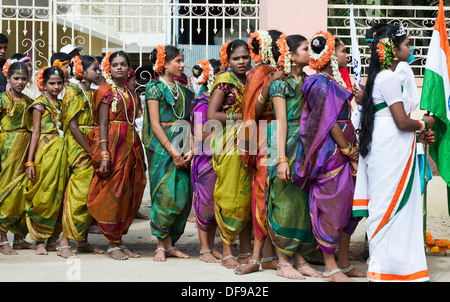 Les filles indiennes habillés en costumes traditionnels à danser à un rassemblement. Puttaparthi, Andhra Pradesh, Inde Banque D'Images