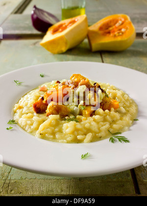 Courge Butternut rôti risotto safrané sur Banque D'Images