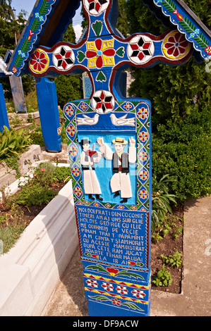 Pierre tombale dans le Cimetière Joyeux ( Cimitirul Vesel, Maramares Sapanata ),, dans le Nord de la Transylvanie, Roumanie Banque D'Images