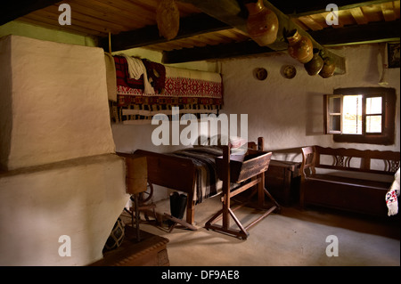 Intérieur rustique d'une maison en bois de la vallée de la Mare Maramures. Le musée du village près de Sighlet, Maramures, dans le Nord de Transylv Banque D'Images