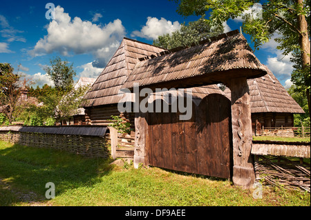Maison de ferme traditionnelle du 19e siècle et porte de la vallée de l'Iza, le musée du village près de Sighlet, Maramures, la Transylvanie du Nord Banque D'Images