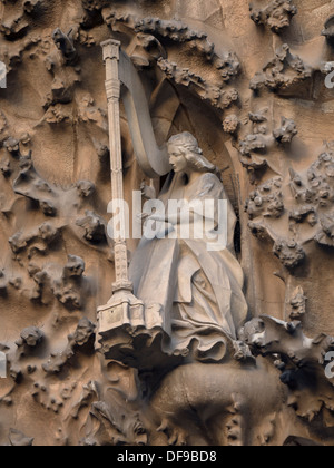 BARCELONE, ESPAGNE - 12 SEPTEMBRE 2013 : Basilique de la Sagrada Familia - la façade de la Nativité montrant un ange jouant une harpe. Architecte Antoni Gaudi Banque D'Images