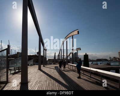 BARCELONE, ESPAGNE - 12 SEPTEMBRE 2013 : jetée de Rambla de Mar sur le Moll d'Espanya à Port Vell Banque D'Images