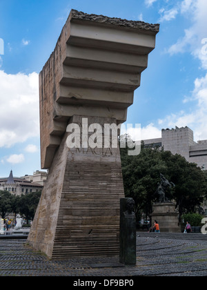 BARCELONE, ESPAGNE - 12 SEPTEMBRE 2013 : sculpture commémorative de Francesc Macia i Llussa à Plaça de Catalunya Banque D'Images