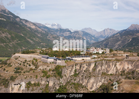 VUE AÉRIENNE.Fortifications du Mont-Dauphin avec la Vallée de la Durance et le massif des Écrins au loin.Guillestre, Hautes-Alpes, France. Banque D'Images