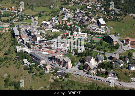 VUE AÉRIENNE.Station de ski d'Auron en été.Arrière-pays de la Côte d'Azur, Vallée de la Tinée, France. Banque D'Images