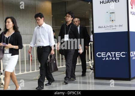 Tokyo, Japon. 06Th Oct, 2013. Visiteurs promenades sur la base de convention centre Makuhari Messe à Chiba près de Tokyo, Japon, 01 octobre 2013. 587 exposants présenteront leurs produits et services à l'informatique et l'électronique CEATEC 2013 foire commerciale. Photo : Christoph Dernbach/dpa/Alamy Live News Banque D'Images