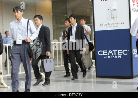 Tokyo, Japon. 06Th Oct, 2013. Visiteurs promenades sur la base de convention centre Makuhari Messe à Chiba près de Tokyo, Japon, 01 octobre 2013. 587 exposants présenteront leurs produits et services à l'informatique et l'électronique CEATEC 2013 foire commerciale. Photo : Christoph Dernbach/dpa/Alamy Live News Banque D'Images