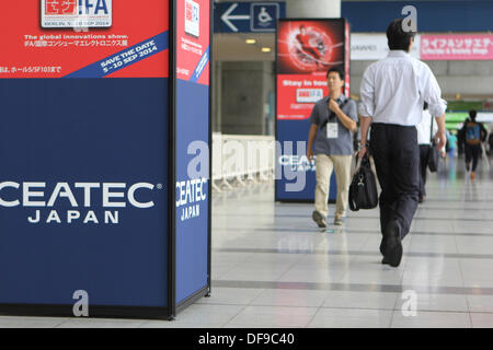 Tokyo, Japon. 06Th Oct, 2013. Visiteurs promenades sur la base de convention centre Makuhari Messe à Chiba près de Tokyo, Japon, 01 octobre 2013. 587 exposants présenteront leurs produits et services à l'informatique et l'électronique CEATEC 2013 foire commerciale. Photo : Christoph Dernbach/dpa/Alamy Live News Banque D'Images