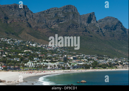 La plage de Camps Bay et les montagnes des Douze Apôtres, Le Cap, Afrique du Sud Banque D'Images