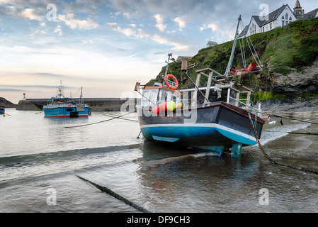 Bateaux de pêche dans le port de Port Isaac un village historique sur la côte nord de Cornwall Banque D'Images