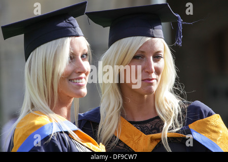 Les jumeaux identiques Sam (à gauche)et Becky Wycherley,23,célèbre aujourd'hui après avoir obtenu son diplôme de première classe avec honneur en sciences infirmières. Banque D'Images