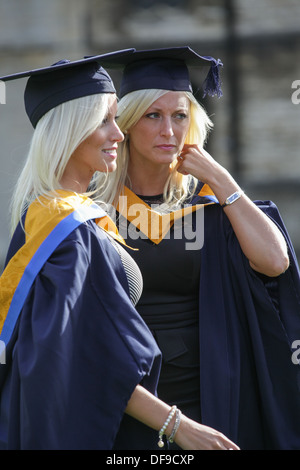 Les jumeaux identiques Sam (à gauche)et Becky Wycherley,23,célèbre aujourd'hui après avoir obtenu son diplôme de première classe avec honneur en sciences infirmières. Banque D'Images