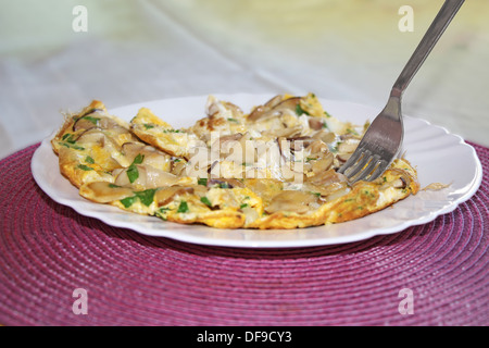 Oeufs brouillés aux champignons boletus sur la plaque Banque D'Images