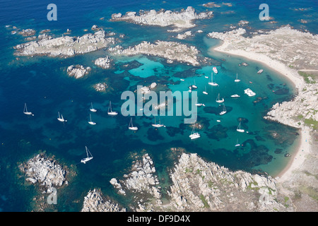 VUE AÉRIENNE.Yachts ancrés dans la baie d'azur de Cala Lazarina.Île Lavezzi, Bonifacio, Corse, France. Banque D'Images