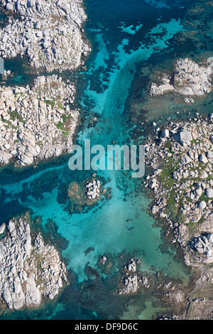 VUE AÉRIENNE VERTICALE.Eaux d'azur et roches granitiques blanches.Île Lavezzi, Bonifacio, Corse, France. Banque D'Images