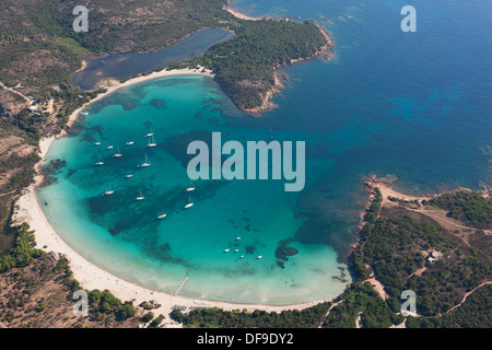 VUE AÉRIENNE.Baie avec une forme semi-circulaire parfaite et un bleu étonnant.Golfe de Rondinara, Bonifacio, Corse, France. Banque D'Images