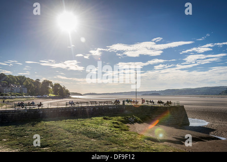 Le village d'Arnside avec c'est jetée sur la rivière de l'estuaire de Kent en Cumbria. Banque D'Images