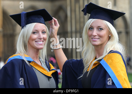 Les jumeaux identiques Sam (à gauche)et Becky Wycherley,23,célèbre aujourd'hui après avoir obtenu son diplôme de première classe avec honneur en sciences infirmières. Banque D'Images