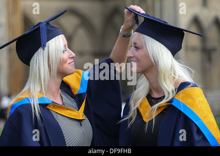 Les jumeaux identiques Sam (à gauche)et Becky Wycherley,23,célèbre aujourd'hui après avoir obtenu son diplôme de première classe avec honneur en sciences infirmières. Banque D'Images