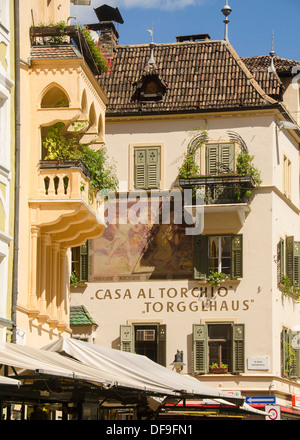 Les maisons historiques avec balcons et murale, vieille ville, Bolzano, le Tyrol du Sud, Italie, Europe Banque D'Images