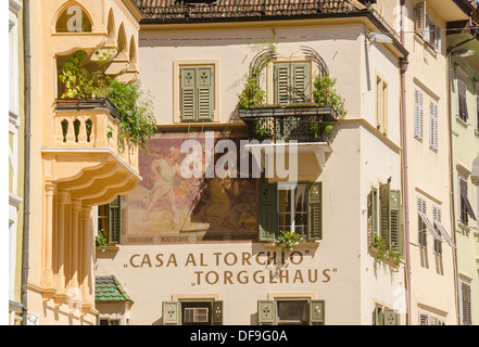 Les maisons historiques avec balcons et murale, vieille ville, Bolzano, le Tyrol du Sud, Italie, Europe Banque D'Images