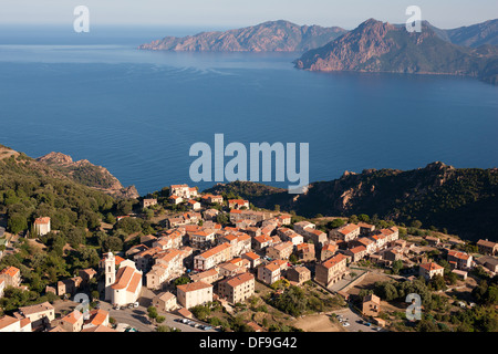 VUE AÉRIENNE.Village médiéval perché de Piana surplombant le golfe de Porto et la péninsule de Scandola.Corse, France. Banque D'Images