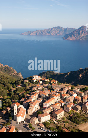 VUE AÉRIENNE.Village médiéval perché de Piana surplombant le golfe de Porto et la péninsule de Scandola.Corse, France. Banque D'Images