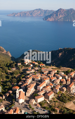 VUE AÉRIENNE.Village médiéval perché de Piana surplombant le golfe de Porto et la péninsule de Scandola.Corse, France. Banque D'Images