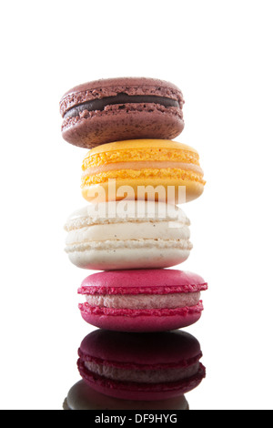 Macarons colorés isolated on white Banque D'Images