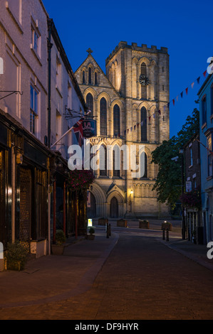 La cathédrale de Ripon de Kirkgate. Façade ouest éclairé. Banque D'Images