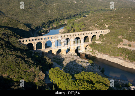 VUE AÉRIENNE.Pont d'aqueduc romain au-dessus de la rivière Gard (aussi appelée Gardon).Sur la liste du patrimoine mondial de l'UNESCO.Pont du Gard, Occitanie, France.