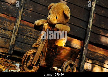 Teddy sur Trike en bois Banque D'Images