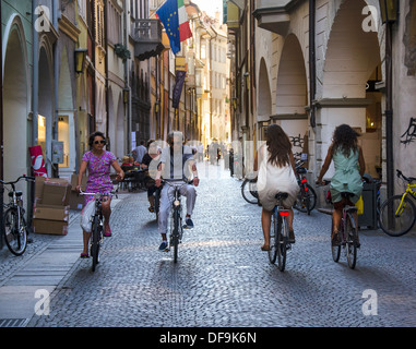 Les cyclistes dans le centre-ville historique de la vieille ville de Bolzano ; ; ; le Tyrol du Sud, Italie, Europe Banque D'Images