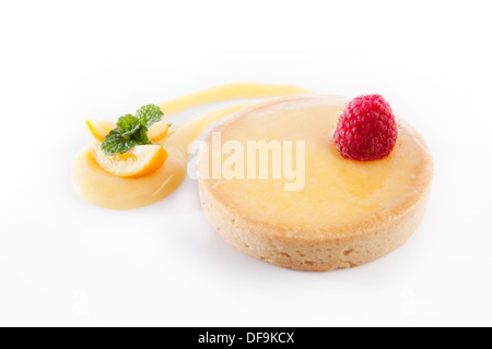 Délicieux gâteau au citron décoré de fruits frais Banque D'Images