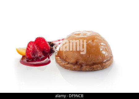 Tarte aux pommes servi dans un plat décoré de fruits frais isolated on white Banque D'Images