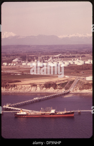 Le déchargement des navires-citernes à l'Atlantic Richfield OIL TANK FARM À CHERRY POINT SUR PUGET SOUND 552242 Banque D'Images