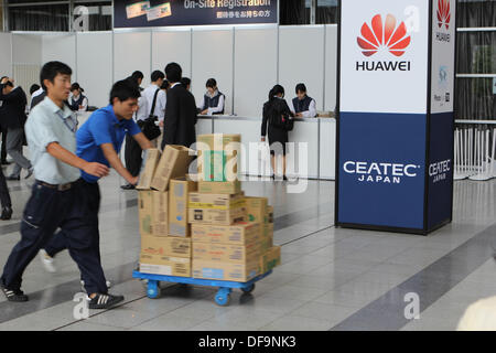 Tokyo, Japon. 06Th Oct, 2013. Visiteurs promenades sur la base de convention centre Makuhari Messe à Chiba près de Tokyo, Japon, 01 octobre 2013. 587 exposants présenteront leurs produits et services à l'informatique et l'électronique CEATEC 2013 foire commerciale. Photo : Christoph Dernbach/dpa/Alamy Live News Banque D'Images