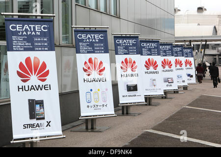 Tokyo, Japon. 06Th Oct, 2013. Visiteurs promenades sur la base de convention centre Makuhari Messe à Chiba près de Tokyo, Japon, 01 octobre 2013. 587 exposants présenteront leurs produits et services à l'informatique et l'électronique CEATEC 2013 foire commerciale. Photo : Christoph Dernbach/dpa/Alamy Live News Banque D'Images