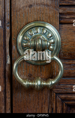 Poignée de porte en laiton en Eglise Sainte-marie Madeleine, Bridgnorth, Shropshire, England, UK Banque D'Images