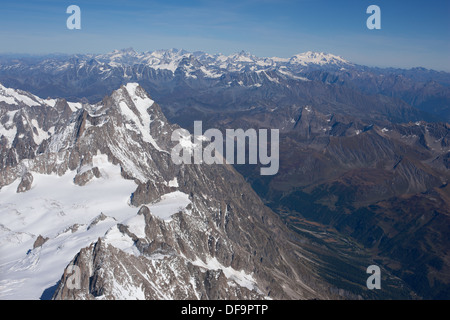 VUE AÉRIENNE.Sommet des grandes Jorasses (altitude : 4208m à Pointe Walker).Entre Auvergne-Rhône-Alpes en France et la Vallée d'Aoste en Italie. Banque D'Images