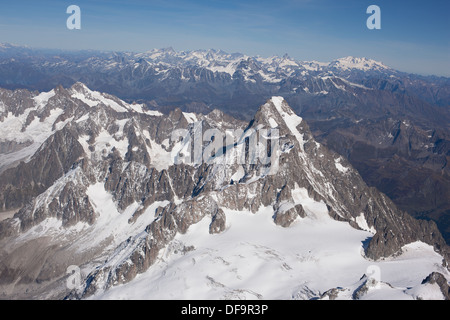 VUE AÉRIENNE.Sommet des grandes Jorasses (altitude : 4208m à Pointe Walker).Entre Auvergne-Rhône-Alpes en France et la Vallée d'Aoste en Italie. Banque D'Images