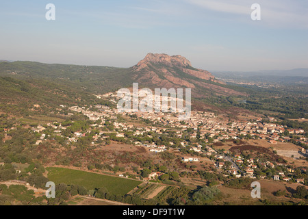 VUE AÉRIENNE.La ville de Roquebrune-sur-Argens avec le Rocher de Roquebrune (altitude: 373m) au loin.Var, Côte d'Azur, France. Banque D'Images