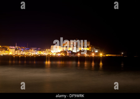Exposition temporelle d'une citadelle médiévale construite sur un promontoire rocheux au-dessus de la mer Méditerranée.Calvi, Corse, France. Banque D'Images