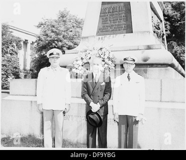 Trois hommes, probablement des fonctionnaires de l'Amérique latine, debout devant une statue équestre de Jose de San Martin... 199873 Banque D'Images