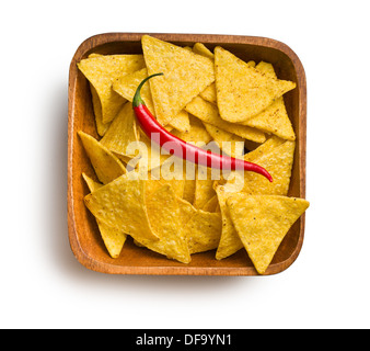 Vue de dessus de croustilles avec red chili pepper dans bol en bois sur fond blanc Banque D'Images